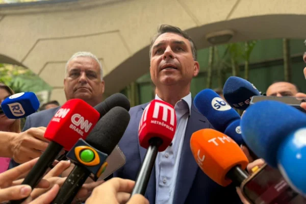 Imagem colorida mostra Flávio Bolsonaro - Metrópoles