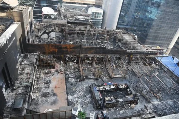 Incêndio atinge prédio e mata ao menos 15 pessoas na Índia