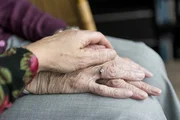 Na maioria das vezes, acontece em pessoas acima dos 50 anos, entretanto, também é possível acometer jovens. A doença pode acontecer devido a cinco principais causas
