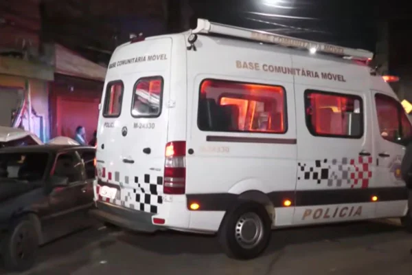 As duas crianças chegaram a ser atendidas mas não resistiram. Motorista permaneceu no local após o acidente ocorrido nesta sexta-feira (3/4) - Metrópoles
