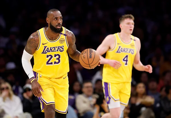 Foto colorida de LeBron James, do Los Angeles Lakers - Metrópoles