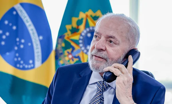 Presidente Lula ao telefone - Metrópoles