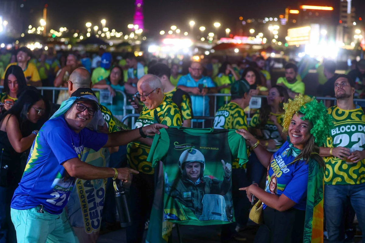 Apoiadores de Flávio fazem homenagem ao pai, Jair Bolsonaro Apoiadores de Flávio fazem homenagem ao pai, Jair Bolsonaro