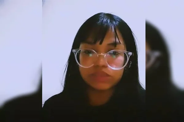 Jovem negra de óculos