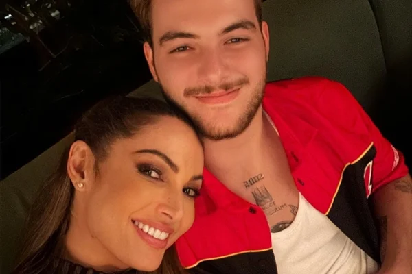 rosto de patricia poeta apoiado no ombro de um jovem de bigode e camiseta - metrópoles