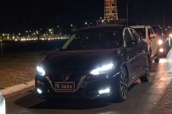 Veja de quem é o carro oficial do Senado flagrado em ato bolsonarista