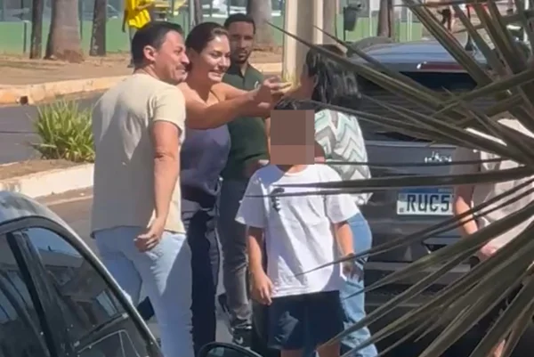 Michelle leva bolo com fotos dos filhos para Bolsonaro no Dia dos Pais