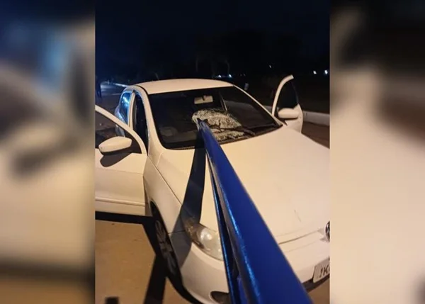 Imagem colorida de barra de ferro que atrevessou carro no Parque da Cidade