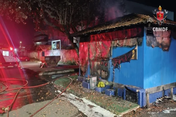 Incêndio atinge quiosque em frente a hospital do Distrito Federal