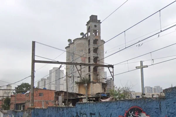 Silo em meio a casas na Favela do Moinho - Metrópoles