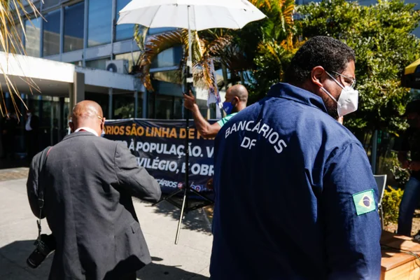 Ministério da Saúde inclui bancários e empregados dos Correios no PNI