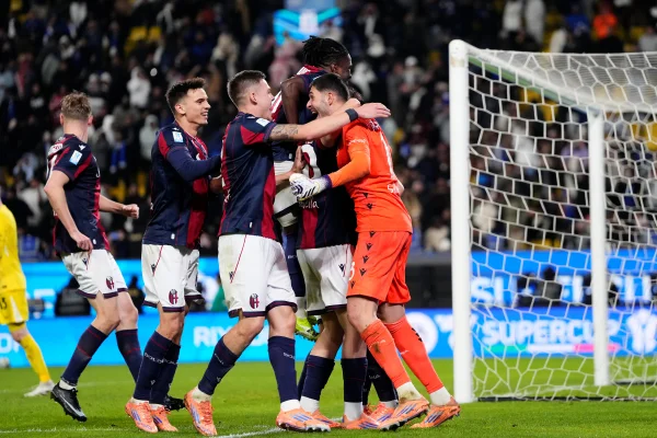 Jogadores do Bologna comemorando classificação para a final da Super Copa da Itália