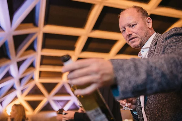 Chef finlandês Kalle Tanner se une a Simon Lau em almoço típico