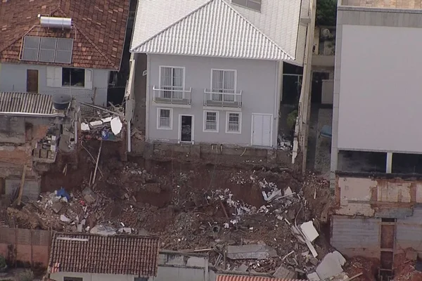 Terreno cede e muro cai em BH. Moradores ouviram estalos antes