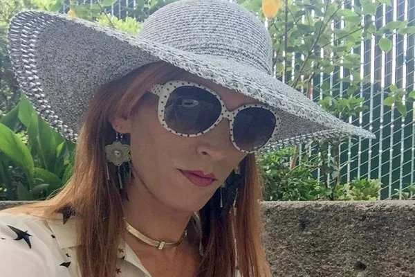 Atriz trans tira a própria vida após deixar mensagem nas redes