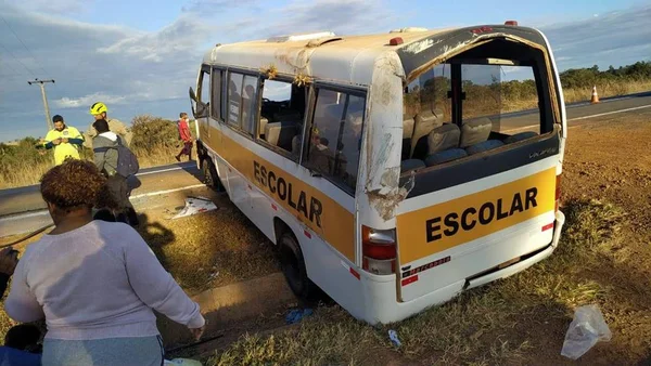 Ônibus escolar com 11 crianças capota e deixa 6 feridas na BR-040