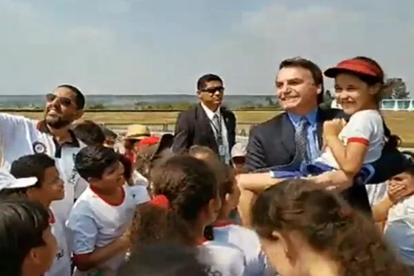 Em recuperação de cirurgia, Bolsonaro pega criança no colo no Alvorada