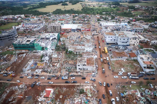 Tornado com ventos de até 250 km:h devastou o município de Rio Bonito do Iguaçu, no Paraná. Ao menos seis pessoas morreram Metrópoles