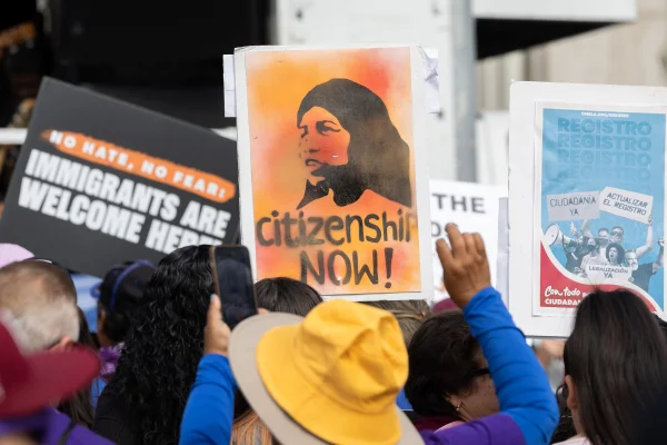 Manifestantes protestam contra as medidas imigratórias de Donald Trump em Los Angeles, Califórnia