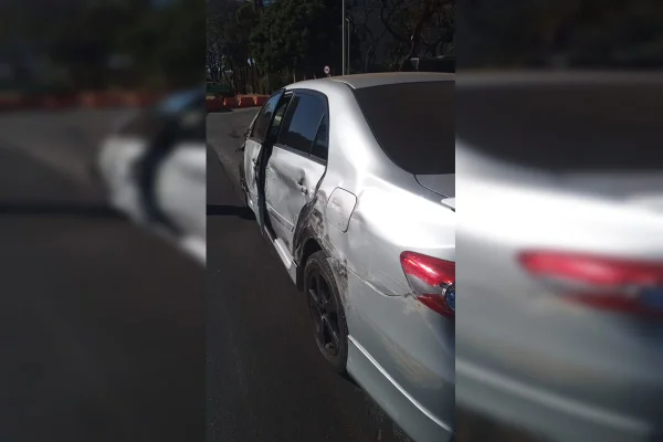 Ônibus do Exército atinge carro no Eixo Monumental neste domingo - destaque galeria