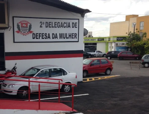 Foto colorida mostra fachada da 2ª Delegacia da Mulher de Campinas