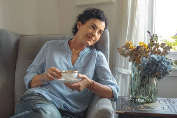 Nutri indica os 4 melhores chás para aliviar os sintomas da menopausa
