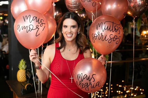 Influenciadora digital, Denise Gebrim lança programa de TV em almoço