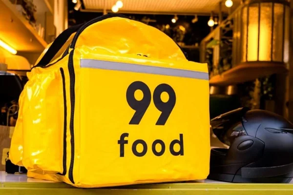 Imagem da bolsa da 99food ao lado de capacete - Metrópoles