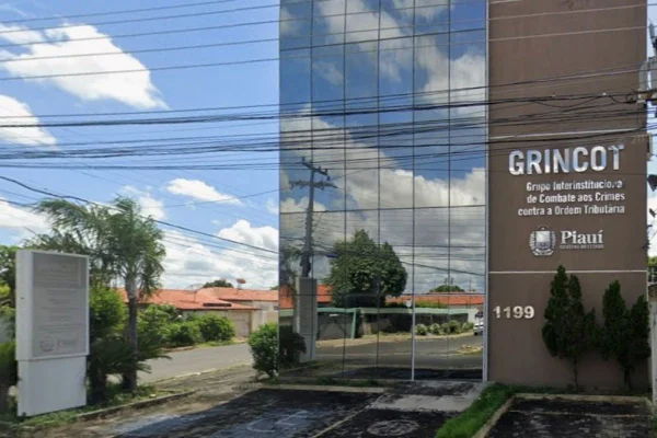 Sede de delegacia no Piauí. Prédio espelhado de três andares