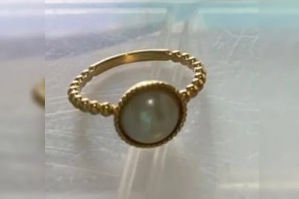 anel de ouro com solitaria que aparenta ser uma pérola