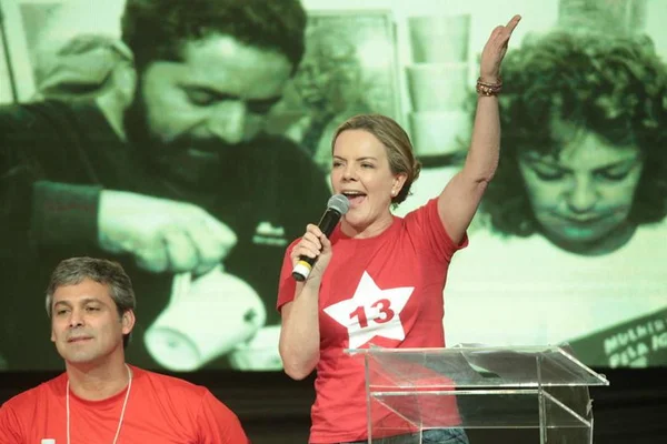 Vai Dar PT: Gleisi Hoffmann confunde hit do Carnaval com apoio a sigla