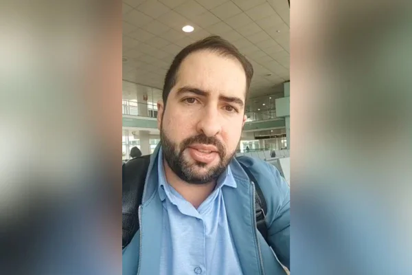 Imagem colorida mostra Kayo Amado, prefeito de São Vicente, durante desembarque no Brasil - Metrópoles