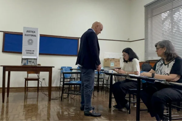 Moraes brinca após ser questionado sobre celular em urna: “Eu que proibi” - destaque galeria Moraes brinca após ser questionado sobre celular em urna: “Eu que proibi” - destaque galeria