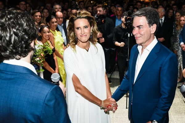 Karla Marques e Marcelo Felmanas fazem festa luxuosa de bodas de prata
