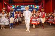 Palco decorado com fitas e bandeirolas deu charme ao evento