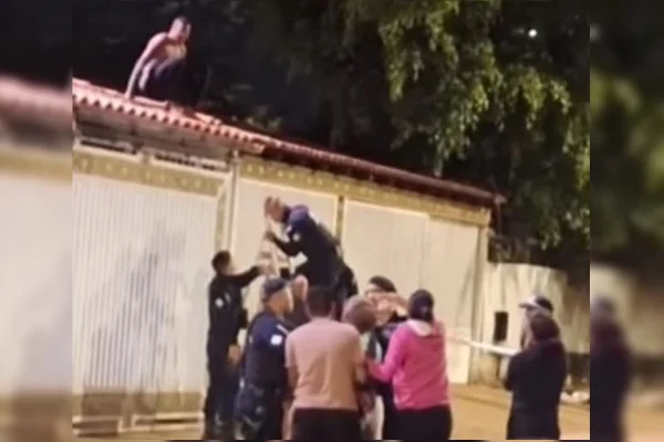 Foragido foge pelos telhados de casas para escapar da PM
