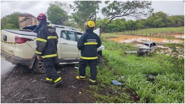 Um casal e três crianças morrem em grave acidente em rodovia de MG