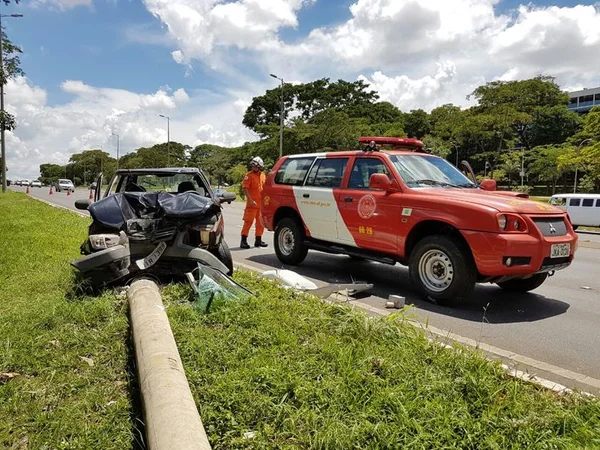 Motorista perde controle do carro e derruba poste no Eixão Norte