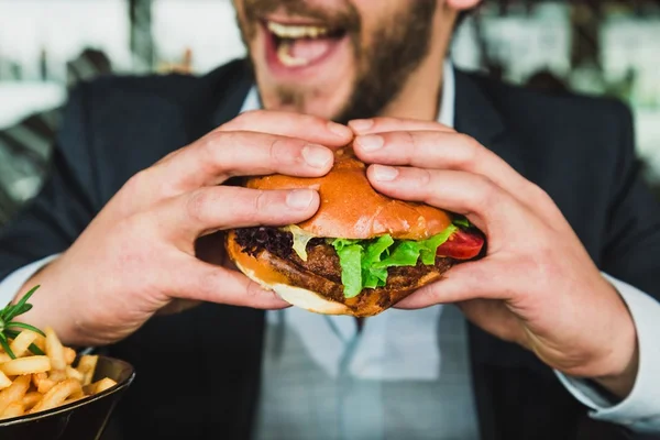 Comer com as mãos faz alimento parecer mais gostoso (e engorda)