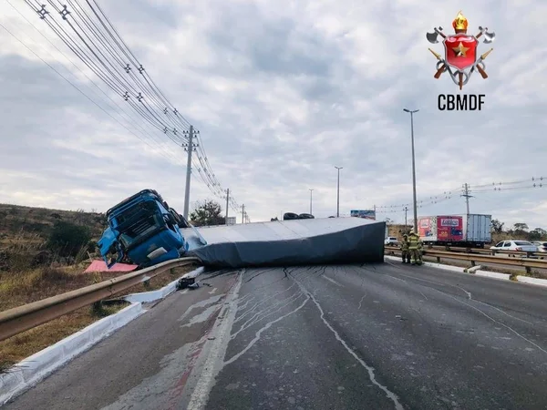 Imagem colorida de acidente na DF-459