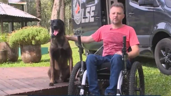 Fotografia colorida Juliano Renk e o seu cachorro Hunter