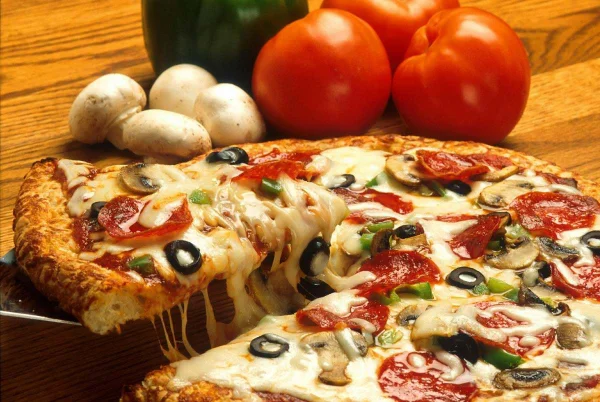 Pizza de calabresa com cogumelos