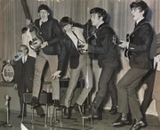 Já com a nova formação, os Beatles adotaram o visual de terno e gravata
