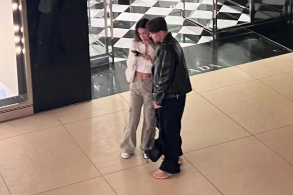 Saulo Poncio e Gabi Brandt são vistos juntos em shopping de luxo no RJ