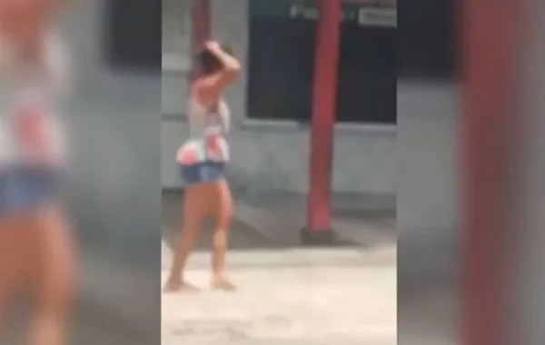 Vídeo: mulher anda ensanguentada pela rua após ser esfaqueada pelo ex