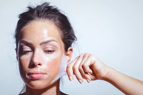 Dia da Mentira: sete mitos absurdos que prejudicam a rotina de beleza