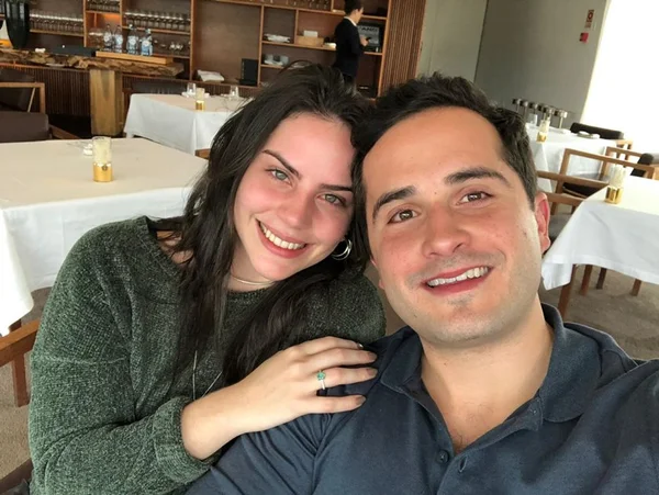 Guto Jabour e Bianca Gregório ficam noivos em Portugal