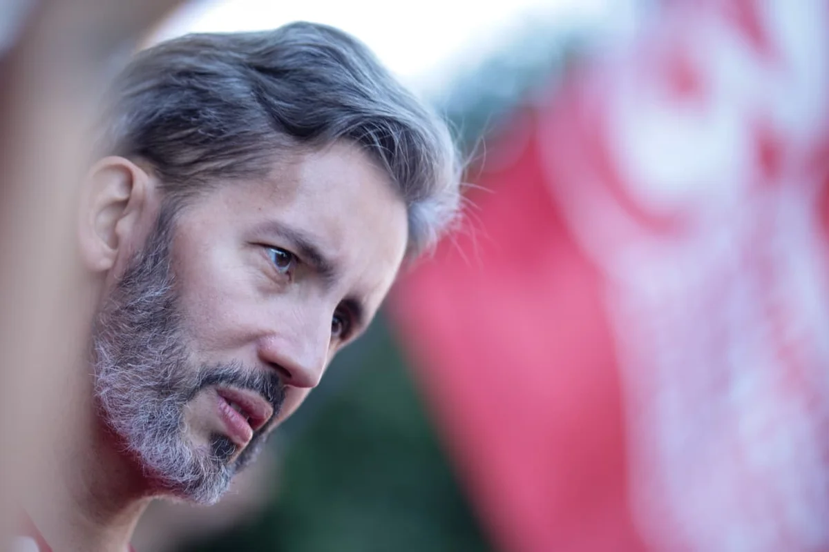 Leandro Grassa faz campanha em assembleia dos rodoviários no Conic, mas vai embora antes da reunião do sindicato.
Leandro Grassa faz campanha em assembleia dos rodoviários no Conic, mas vai embora antes da reunião do sindicato.