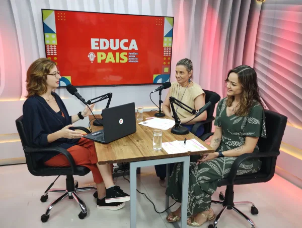 Foto colorida da gravação do quarto episódio do videocast EducaPais - Metrópoles