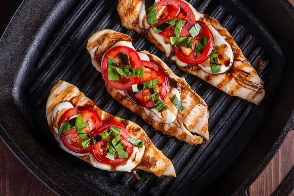 filé de frango caprese na frigideira
